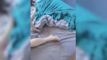 四眼小师妹、人小但够骚，自慰不够爽，叫来两个同学一起3P快乐~~