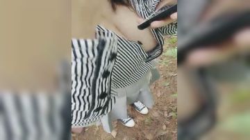 野外打炮刺激一队漂亮姐妹俩性欲上来了勾引了一个炮友在户外直播性爱表演美乳丰满逼肥嫩口交啪啪刺激第02集