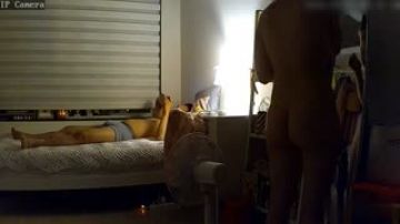 偷拍隔壁邻居的居家性爱~老夫老妻也是要每天呼吸爱的氧气~