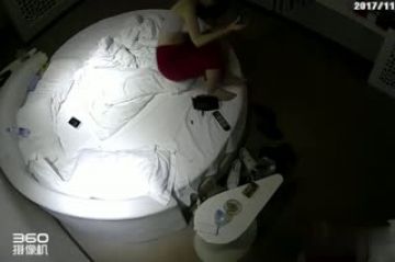 [酒店偷拍] 红衣小少女酒店激啪和男友盖同条被子~下体交合~