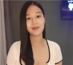大眼女主播的表演