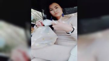 户外骚姐妹露脸跟狼友互动撩骚，又想要刺激又怕人看见，漏出骚奶子自慰逼逼呻吟还玩大黑牛，摸着奶子看四周第03集