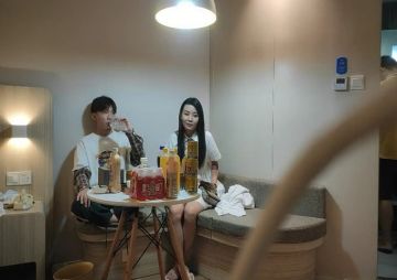 专找老阿姨两个小哥深夜约个少妇3P 解开衣服阿姨很开心 一个摸奶一个扣逼 骑乘勐操边操边给口交