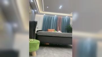 骚劲十足的淫荡娇娃，全程露脸大秀直播，面对镜头坐插道具蹂躏骚穴，玩弄骚奶子高潮不止浪叫不断精彩别错过第04集