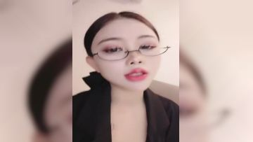 薄纱加持热舞摇起来，眼镜框御姐，大红唇，开档肉丝道具自慰呻吟声销魂第02集