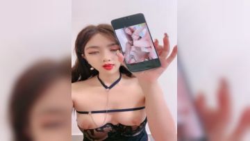 发骚的御姐小少妇全程露脸跟狼友互动撩骚，分享手机里的性爱片段，撅着屁股让大哥调教，手指捅菊花爆草抽插第06集