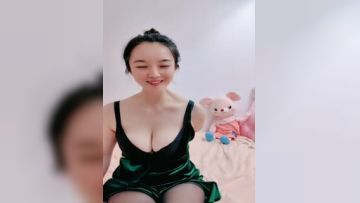 奶子很软的极品小少妇深夜露脸陪狼友发骚，慢慢脱光衣服揉捏骚奶子，粉底刷摩擦奶头刺激，自慰逼逼呻吟好骚