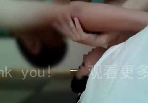 哥们非常漂亮白嫩的34F大奶女友被我搞到酒店先教她如...