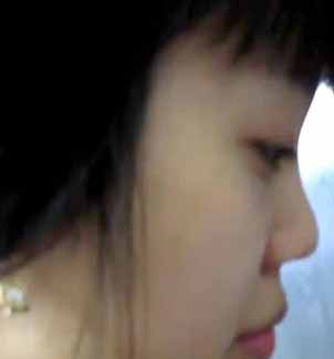 女友霸占电脑玩游戏，无聊只能玩她的奶子瞭