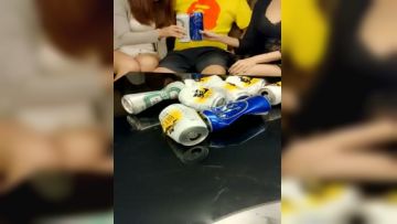 ninibaby 乱 入 KTV被 4P双 穴 填 满 开 密 喝 醉 吐 了 睡 着 后 直 接 跟 她 老 公 搞 起 来 做 到 一 半 开 密 转 身 吓 到 她 男 友 直 接 跳 起 来 开 密 男 友 还 无 套 内 射